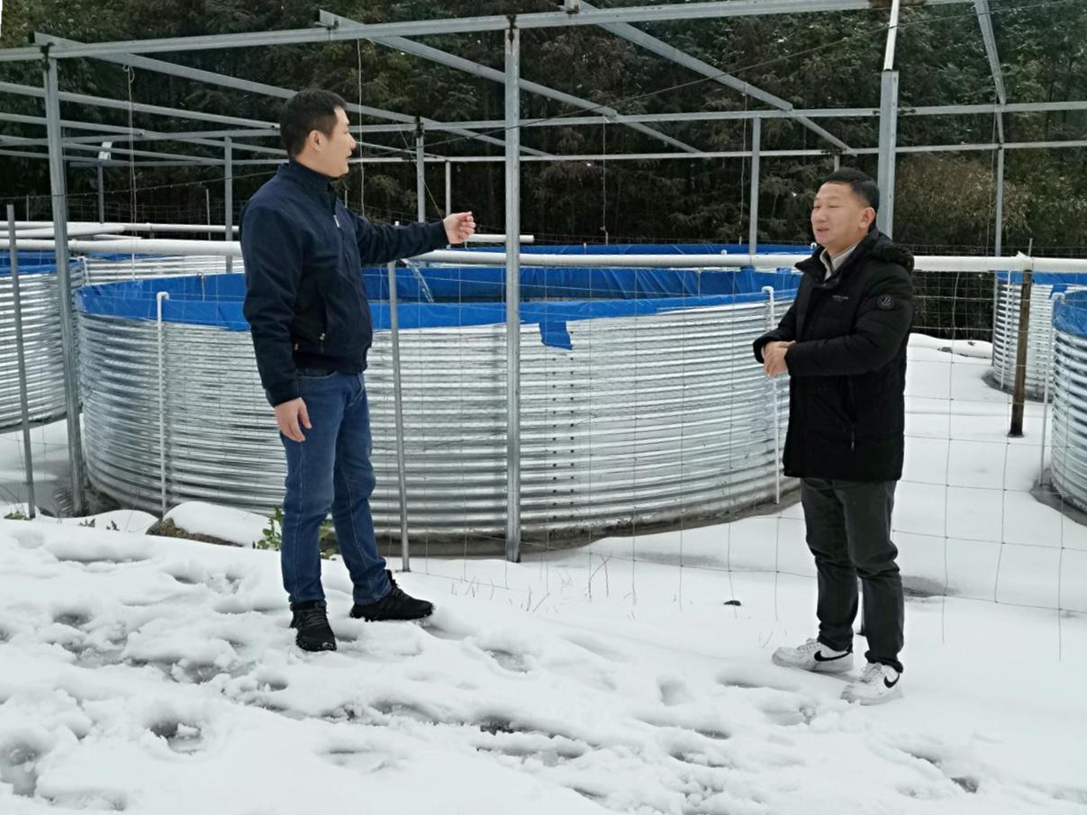 ¹ðÁÖ½»Í¨¿Ø¹É¼¯ÍÅפ´å¶ÓÈÃÉÏÆÖ´åµÄÑ϶¬ÓС°Î¶ȡ±2.jpg ¹ðÁÖ½»Í¨¿Ø¹É¼¯ÍÅפ´å¶ÓÈÃÉÏÆÖ´åµÄÑ϶¬ÓС°Î¶ȡ±2.jpg